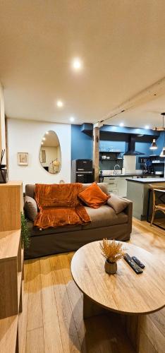 un salon avec un canapé et une table dans l'établissement Le Cosy & Moderne - T2, Hyper Centre, WIFI Fibre, Smart TV, à Troyes