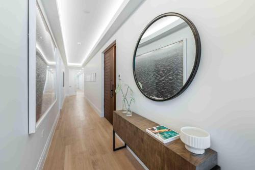 West BayにあるThe Sands #1 - New 7Mile Beach Condo with Rooftop Pool & Luxe Interiorsのギャラリーの写真