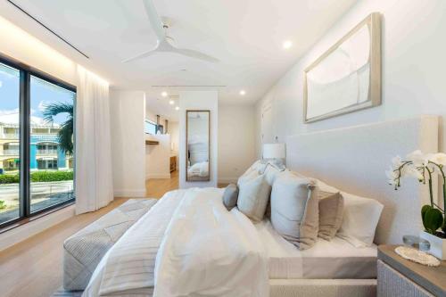 West BayにあるThe Sands #1 - New 7Mile Beach Condo with Rooftop Pool & Luxe Interiorsのギャラリーの写真