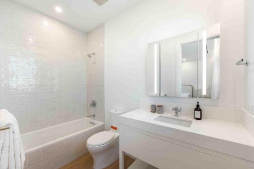 West BayにあるThe Sands #1 - New 7Mile Beach Condo with Rooftop Pool & Luxe Interiorsのギャラリーの写真