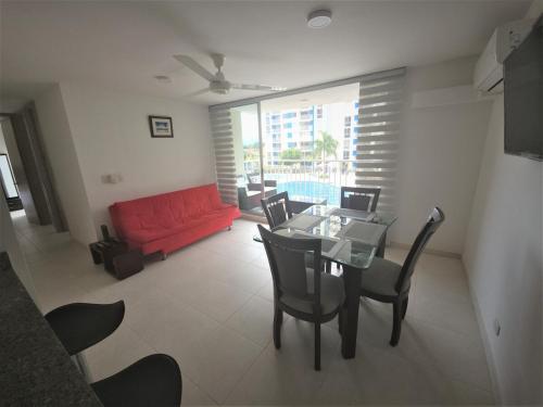 a living room with a red couch and a table at Paz y Comodidad en Ricaurte, a 10 Min de Girardot in Ricaurte