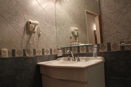 Bilik mandi di Hotel Arenas