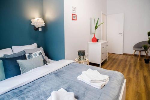 5 bedrooms apartment with AC in center