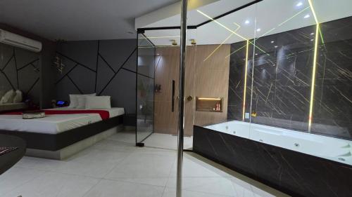 a bathroom with a tub and a bed and a shower at MOTEL COPACABANA in Ribeirão Preto