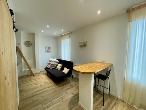 un salon avec une table et une chaise dans l'établissement Studio Cosy, 2 pas Gare de Tours, à Tours
