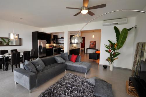 Ein Sitzbereich in der Unterkunft Instyle Residences at Infiniti Blu