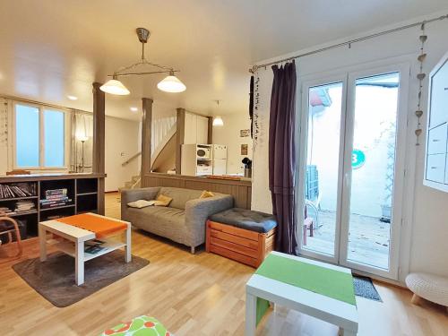 un salon avec un canapé et une table dans l'établissement Les Estives, T2 bis, centre Luchon, wifi, 6 personnes, à Luchon