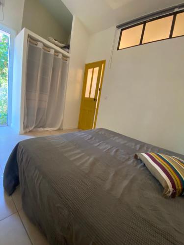 une chambre avec un grand lit avec une fenêtre dans l'établissement Mini villa avec jardin, à Borgo