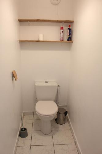 une salle de bain avec des toilettes blanches dans une chambre dans l'établissement Appartement T3 classé trois étoiles au calme de plain-pied au centre Doussard avec vue sur montagne, lac Annecy à proximité, à Doussard