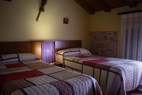 Alfambra的住宿－Apartamentos Casa La Cuca，一间卧室,配有两张床