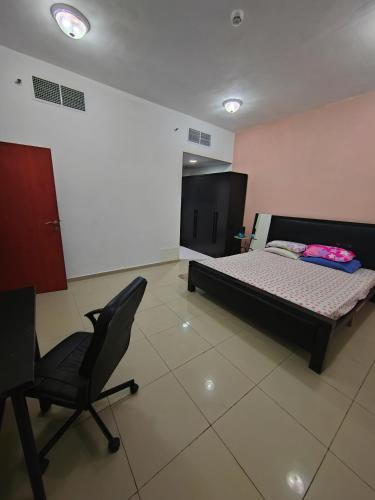 Μια τηλεόραση ή/και κέντρο ψυχαγωγίας στο Private Master Room Marina Beach next to Marriott