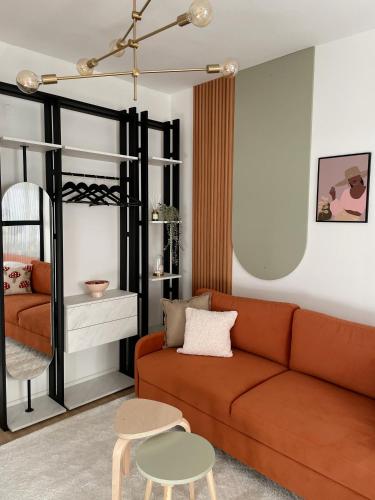 una sala de estar con un sofá y una mesa en Ella Lux Apartment, en Skopje