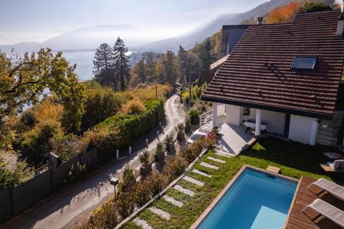 une vue aérienne d'une maison avec piscine dans l'établissement The View, à Annecy