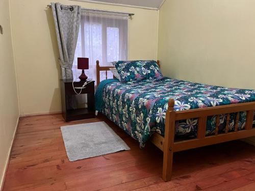 En eller flere senge i et værelse på Cabaña Pangue Hornopirén