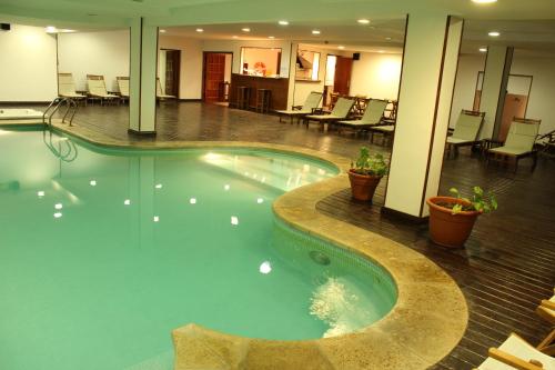 una gran piscina en el vestíbulo del hotel en Hotel Arenas en Pinamar