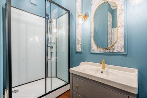 une salle de bain avec un lavabo et une douche dans l'établissement Escale Capucines - 3 chambres doubles 95 m2 décoré chic et élégant idéal groupes, à La Ciotat