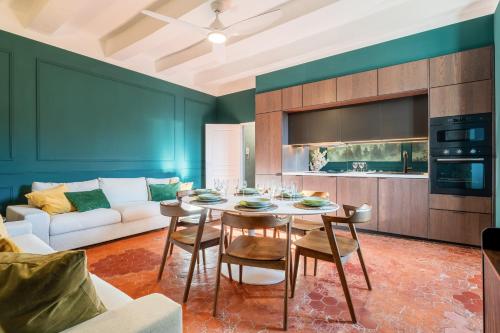 un salon avec une table et un canapé dans l'établissement Escale Capucines - 3 chambres doubles 95 m2 décoré chic et élégant idéal groupes, à La Ciotat