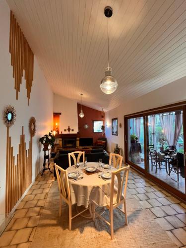 une salle à manger avec une table et des chaises dans l'établissement Aux portes de Bayonne, à Saint-Pierre-dʼIrube
