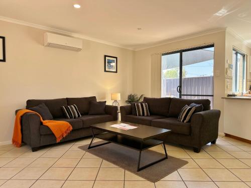 Posezení v ubytování Blue Ocean Villa 6 - Kalbarri, WA