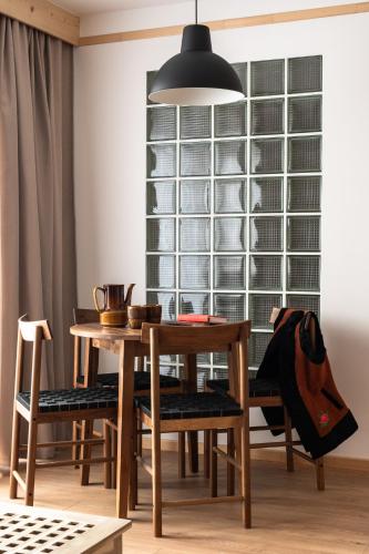 a dining room with a table and chairs and a window at Panocek i Babka in Białka Tatrzanska