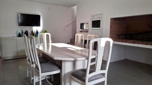 eine Küche mit einem weißen Tisch und 4 Stühlen in der Unterkunft Departamento de dos plantas en zona centro San José, Entre Ríos in San José
