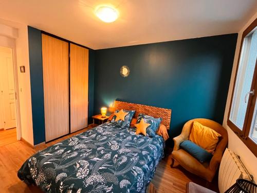 une chambre avec un lit et une chaise dans l'établissement Aux portes de Bayonne, à Saint-Pierre-dʼIrube