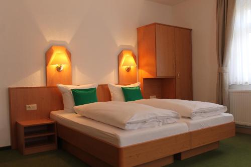 A bed or beds in a room at Pension Goldstück