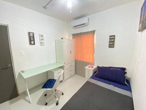 Кровать или кровати в номере Ground floor apartment, CAS, Centenario, Cons