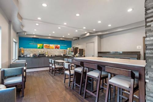 a restaurant with a bar with chairs and a kitchen at Quality Inn & Suites Birmingham - Highway 280 in Birmingham