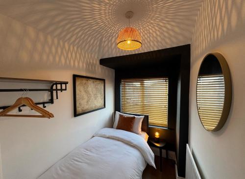 a bedroom with a bed and a ceiling at Luxury House sleeps 8 - Ideal for Solihull NEC - Work and Family Groups in Birmingham