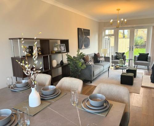 a living room with a table with chairs and a couch at Luxury House sleeps 8 - Ideal for Solihull NEC - Work and Family Groups in Birmingham