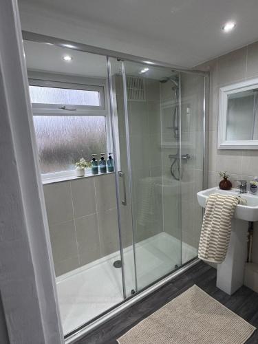 a bathroom with a shower and a sink at Spacious house for 7 - Ideal for Solihull NEC - Work and Family Groups in Birmingham