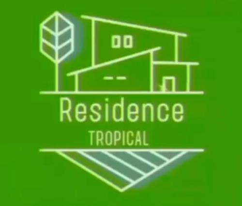 a green sign with the words resilience tropical at Residence tropical in Guriú