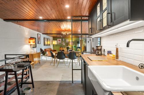 an open kitchen and dining room with a table and chairs at Press4Living Cottage near Vienna in Ebenthal