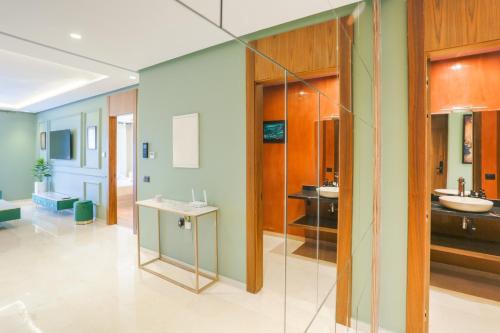 a bathroom with a sink and a mirror at Résidence Tour 33 - CFC district in Casablanca