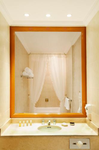 a bathroom with a sink and a large mirror at Hotel Geneve CD de Mexico in Mexico City