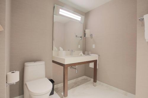 Un baño de Courtyard by Marriott Montreal Brossard