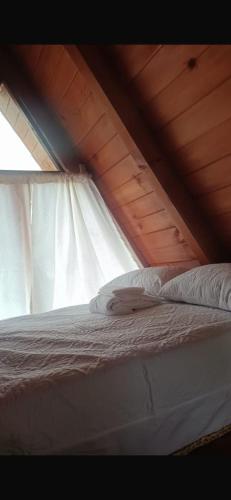 Ένα ή περισσότερα κρεβάτια σε δωμάτιο στο Cabañas Keikary
