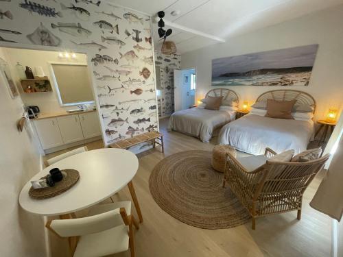 Postel nebo postele na pokoji v ubytování MrandMrs Fish Cabins