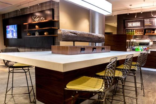 a bar with chairs and a counter in a restaurant at Courtyard by Marriott Somerset in Somerset
