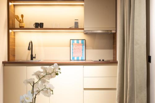 O bucătărie sau chicinetă la Central Studio Apartment