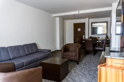 a living room with a couch and a dining room at Courtyard by Marriott San Luis Potosi in San Luis Potosí