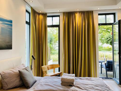 Giường trong phòng chung tại Ferienwohnung Luxus Apartment Küstenblick Sellin