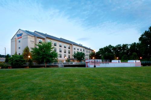 カンバーランドにあるFairfield Inn & Suites by Marriott Cumberlandの草原を前に広い建物