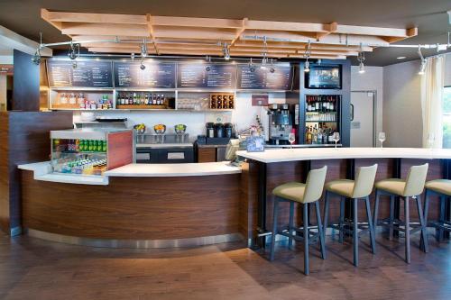 a bar in a restaurant with bar stools at Courtyard by Marriott Richmond Airport in Sandston