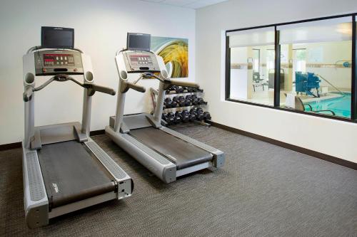 a fitness room with a treadmill and a gym at Courtyard by Marriott Richmond Airport in Sandston