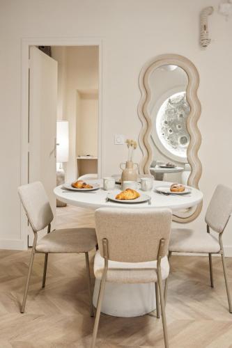 une salle à manger avec une table, des chaises et un miroir dans l'établissement Cosy moon for 4 or 6 people quartier du Port, à Nice