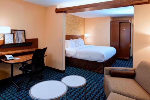 a hotel room with a bed and a desk at Fairfield Inn & Suites By Marriott Ann Arbor Ypsilanti in Ypsilanti
