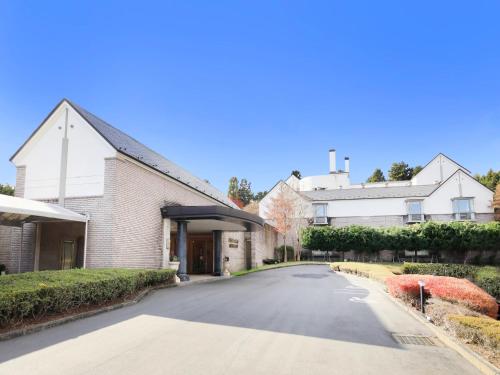 an empty street in front of a building at Villa The Club 御殿場ウエスト in Gotemba
