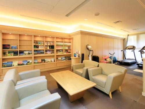 a salon with chairs and a table in a room at Villa The Club 御殿場ウエスト in Gotemba